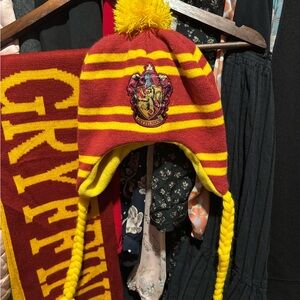 Knitted Gryffindor beanie hat and scarf set from Harry Potter.